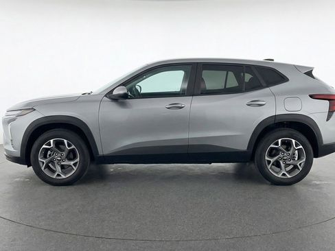 Used 2025 Chevrolet Trax LT w/ LT Convenience Package FWD image 5