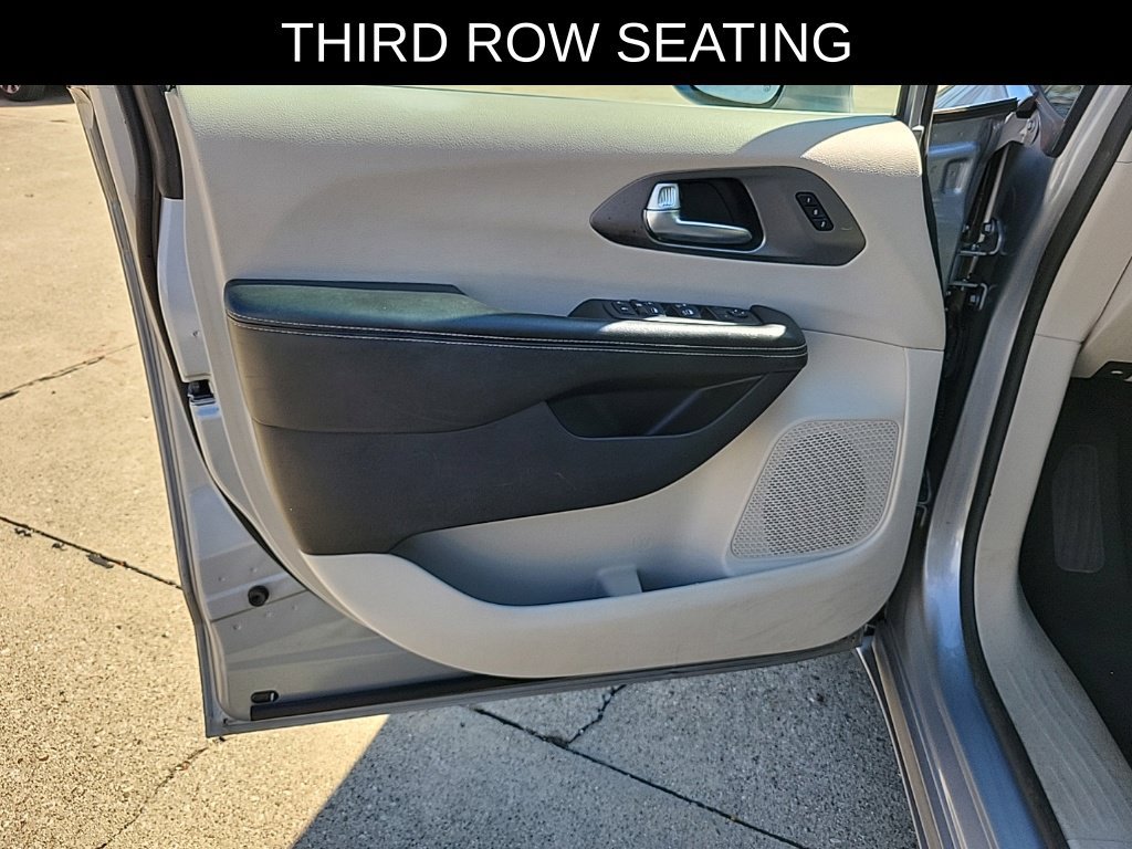 Used 2021 Chrysler Pacifica Touring-L FWD image 19