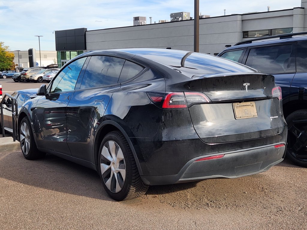 Used 2024 Tesla Model Y Long Range AWD/4WD image 2