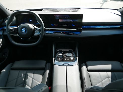 Used 2024 BMW i5 eDrive40i w/ Premium Package image 10