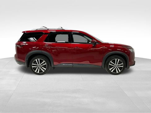Used 2024 Nissan Pathfinder Platinum w/ Cargo Package AWD/4WD image 4