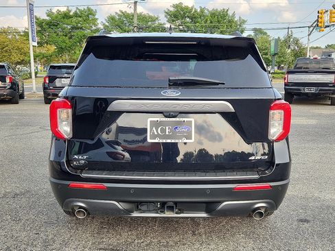 Certified 2022 Ford Explorer XLT w/ Equipment Group 202A image 5