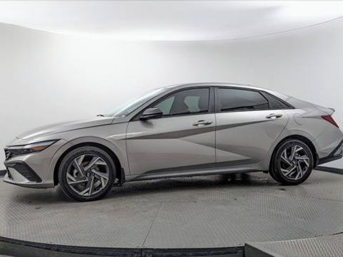Used 2025 Hyundai Elantra Sport FWD image 3