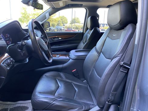 Used 2020 Cadillac Escalade Luxury AWD/4WD image 16