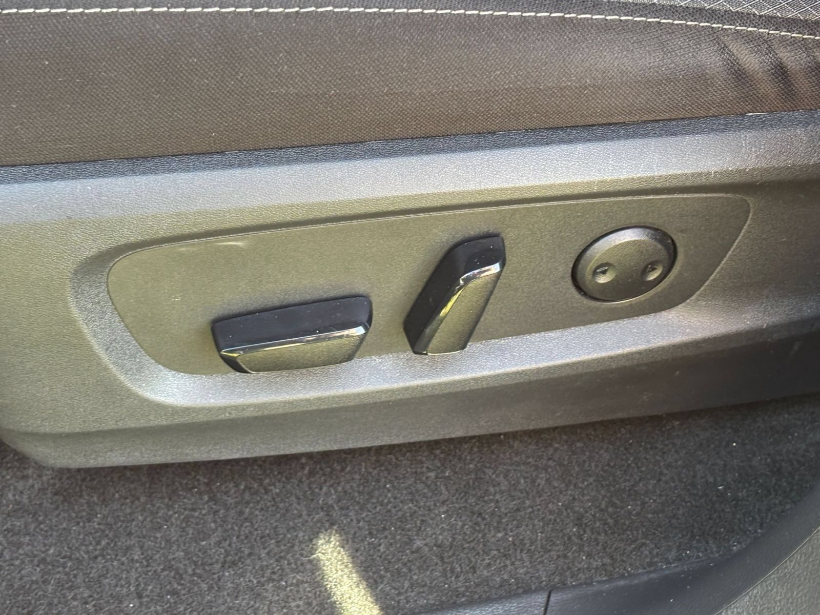 Used 2025 Nissan Pathfinder SV FWD image 21