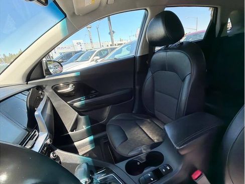 Used 2022 Kia Niro EX FWD image 15