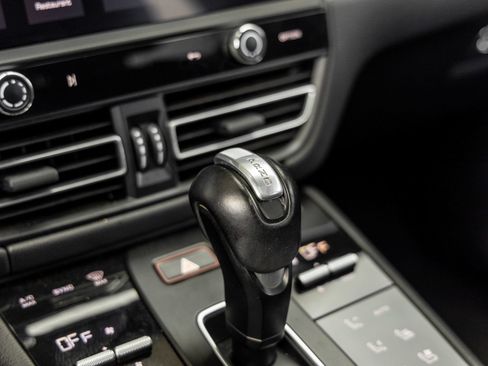 Certified 2023 Porsche Macan AWD/4WD image 32