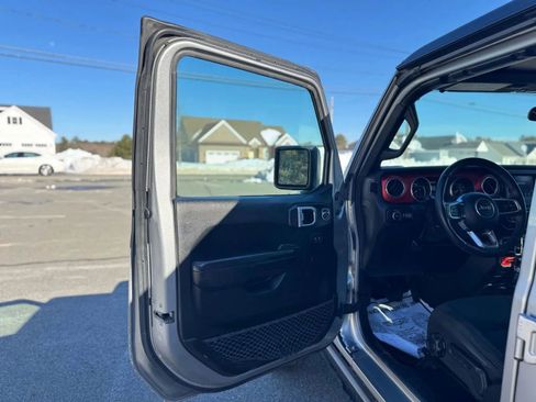 Used 2019 Jeep Wrangler Unlimited Rubicon w/ Cold Weather Group AWD/4WD image 13