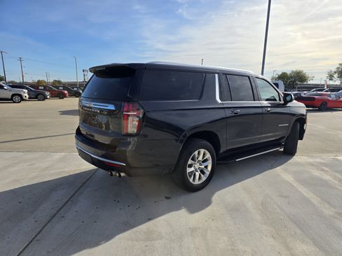 Used 2023 Chevrolet Suburban Premier image 3