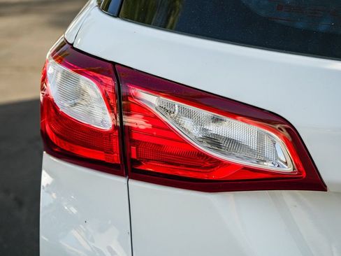 Used 2019 Chevrolet Equinox LS FWD image 7