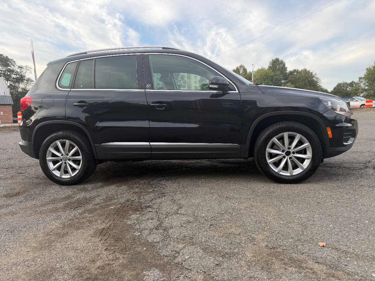 Used 2017 Volkswagen Tiguan Wolfsburg Edition AWD/4WD image 5