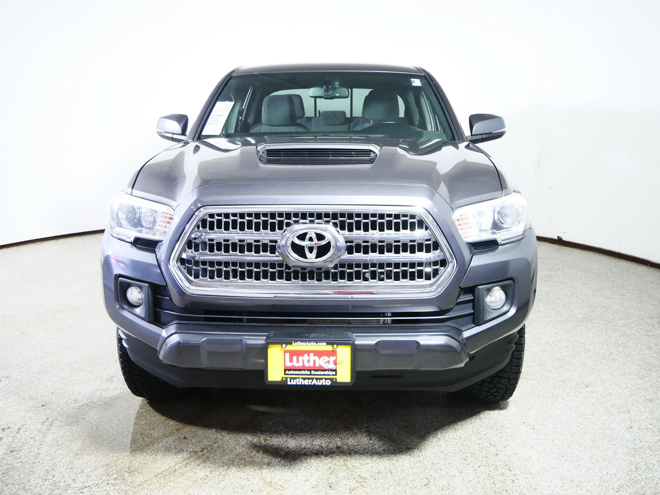 Used 2017 Toyota Tacoma TRD Sport w/ Tow Package (A/T) AWD/4WD image 2