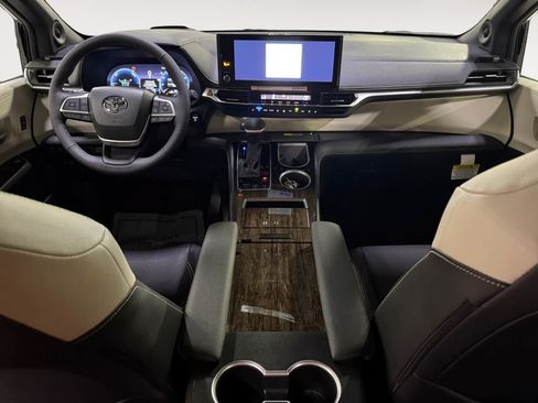 Used 2025 Toyota Sienna Platinum FWD image 17