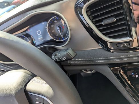 New 2025 Chrysler Pacifica Select image 24