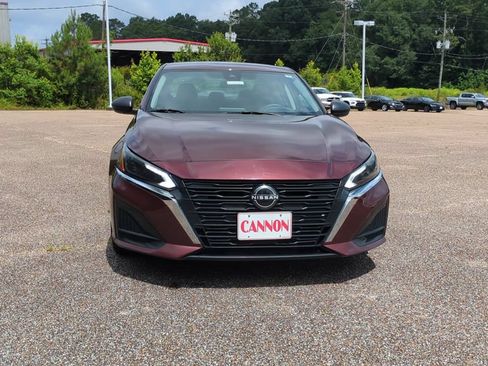 Used 2024 Nissan Altima 2.5 SV FWD image 2