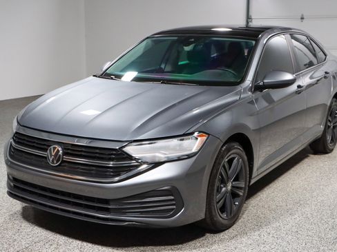 Used 2024 Volkswagen Jetta SE w/ Panoramic Sunroof Package image 30