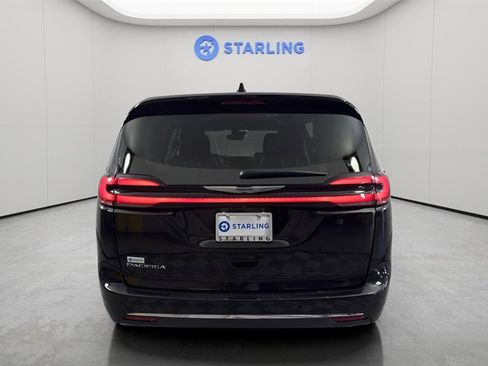 Used 2024 Chrysler Pacifica Touring-L image 7
