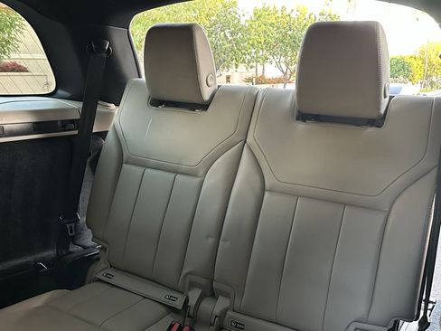 Used 2018 Land Rover Discovery SE image 30