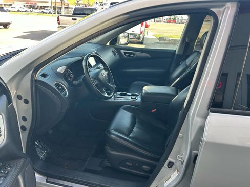 Used 2020 Nissan Pathfinder SL image 3