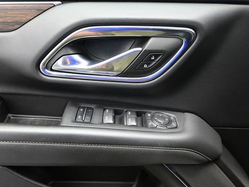 Used 2023 Chevrolet Suburban Premier image 17