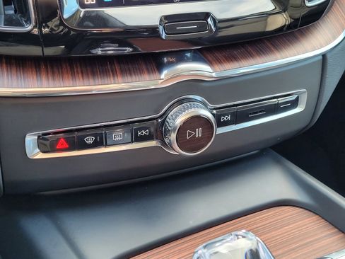 Certified 2024 Volvo XC60 T8 Ultimate w/ Protection Package Premier image 25