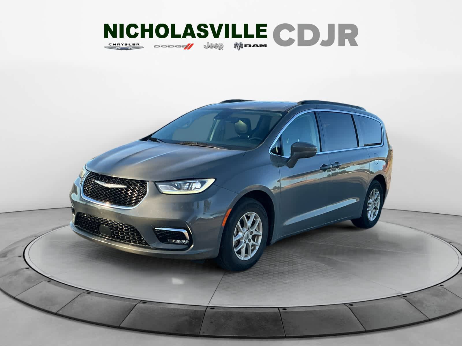 Used 2022 Chrysler Pacifica Touring-L FWD image 1