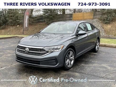 Certified 2022 Volkswagen Jetta SE image 1