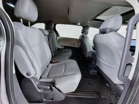 Used 2023 Toyota Sienna XLE FWD image 28
