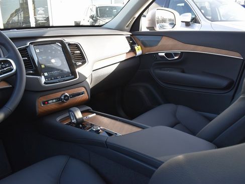 New 2025 Volvo XC90 T8 Plus w/ Protection Package Premier image 17