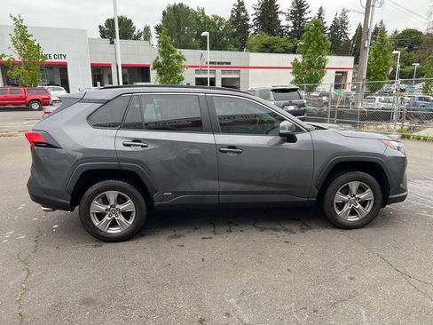 Used 2022 Toyota RAV4 XLE w/ Convenience Package AWD/4WD image 3