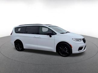 Used 2025 Chrysler Pacifica Limited video 2