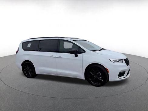 Used 2025 Chrysler Pacifica Limited image 2