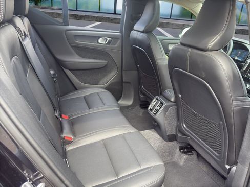 Used 2025 Volvo XC40 B5 Plus image 19