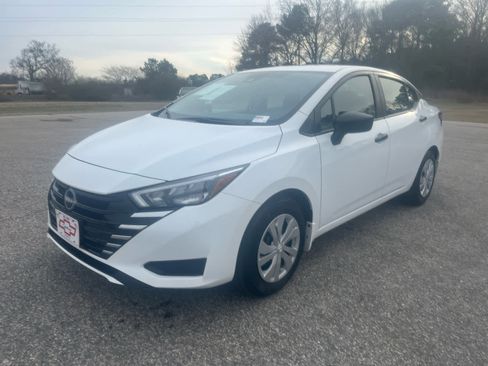 Used 2025 Nissan Versa S image 2
