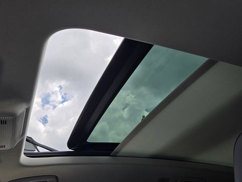 Certified 2026 Volkswagen Tiguan SE w/ Panoramic Sunroof Package FWD image 20
