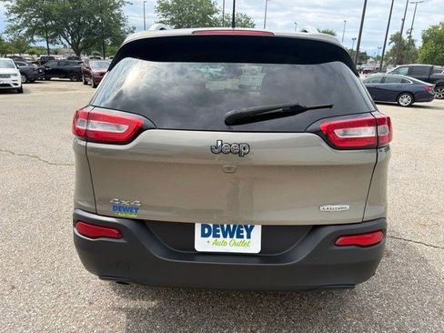 Used 2017 Jeep Cherokee Latitude w/ Cold Weather Group AWD/4WD image 3