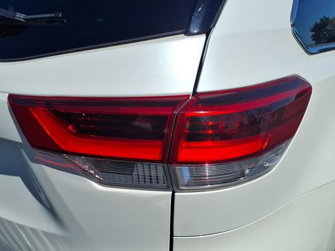 Used 2018 Toyota Highlander XLE AWD/4WD image 16