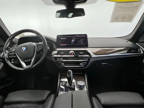 Used 2021 BMW 530i xDrive w/ Premium Package image 10