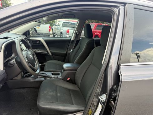 Used 2018 Toyota RAV4 LE FWD image 9