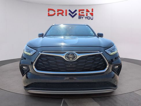 Used 2024 Toyota Highlander Platinum image 9