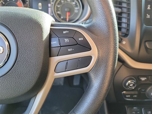 Used 2018 Jeep Cherokee Latitude w/ Mobile Office Group image 18