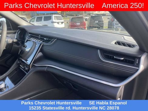 Used 2025 Jeep Grand Cherokee Altitude AWD/4WD image 13