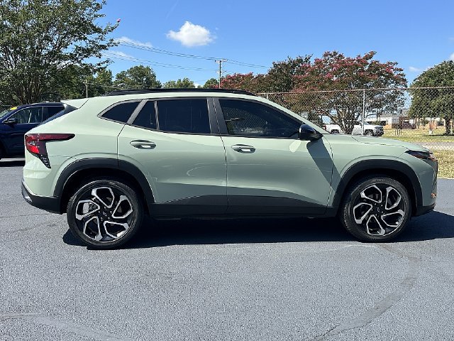 Used 2024 Chevrolet Trax RS w/ Sunroof Package FWD image 8
