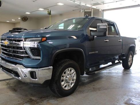 Used 2024 Chevrolet Silverado 2500 LTZ w/ LTZ Premium Package AWD/4WD image 3