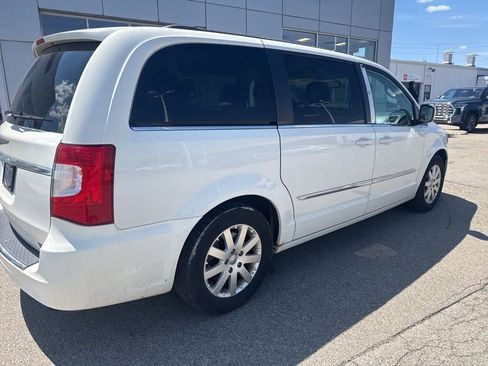 Used 2013 Chrysler Town & Country Touring FWD image 3