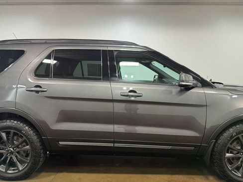 Used 2018 Ford Explorer XLT w/ Equipment Group 202A AWD/4WD image 32