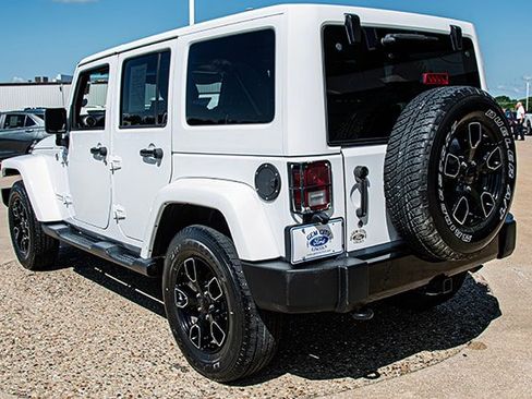 Used 2018 Jeep Wrangler Unlimited Sahara image 3