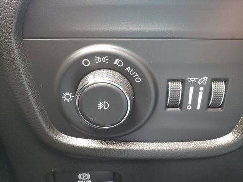 Used 2023 Jeep Grand Cherokee Limited image 30