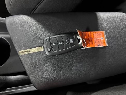 Certified 2025 Hyundai Elantra SE FWD image 29