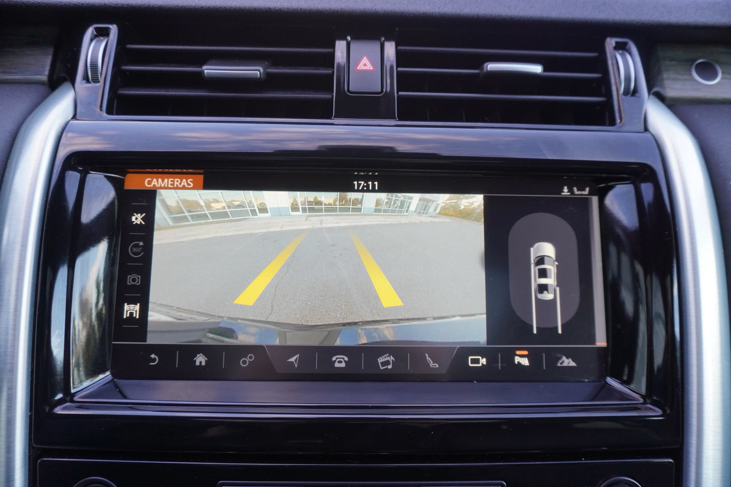 Used 2018 Land Rover Discovery HSE AWD/4WD image 25
